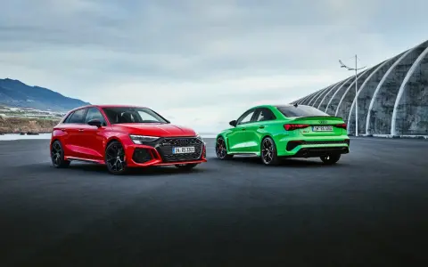 Dwa Audi RS3, czerwone i zielone, gotowe do sprintu 0-100 km/h.