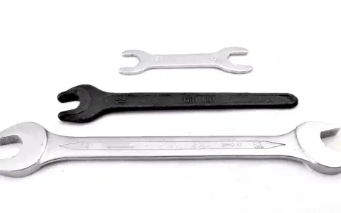 Tres tipos de llaves: una pequeña plateada, una negra y una grande plateada con "SPAIN 12" grabado.