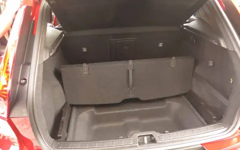 Maletero Volvo XC40 vacío y limpio, listo para cargar equipaje o compras. El espacio es amplio y organizado.