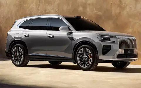 Srebrny elektryczny crossover Zeekr X 2026 z pionową atrapą chłodnicy i czarnymi felgami.