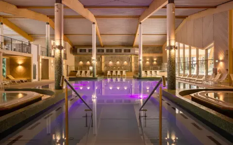 Szczyrk atrakcje na niepogodę: kryty basen z podgrzewaną wodą i jacuzzi, idealne miejsce na relaks.