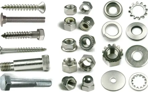 Un surtido de tornillos, tuercas y arandelas metálicas. Un juego tornillos y tuercas para cualquier proyecto.