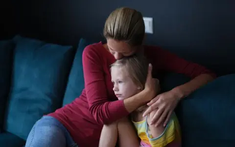 Jak rozmawiać z dzieckiem o rozstaniu rodziców – klucz do wsparcia emocjonalnego