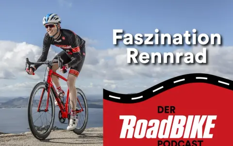 Faszination Rennrad: Ein Radfahrer genießt die Aussicht, während der RoadBIKE Podcast zum Hören einlädt.
