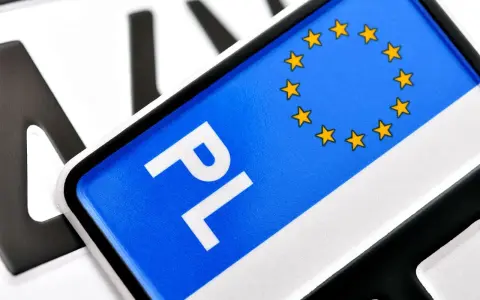 Zbliżenie na polską tablicę rejestracyjną z symbolem UE. Litery "PL" są wyraźne, ale reszta numeru jest nieczytelna tablica rejestracyjna.