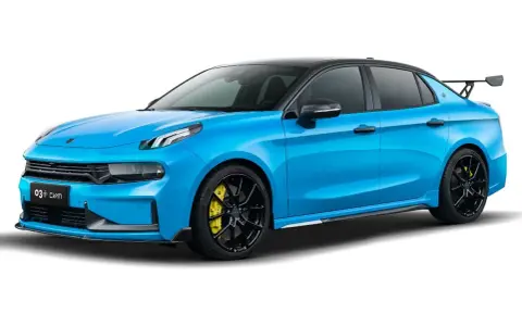 Ein leuchtend blauer Lynk & Co 03+ mit schwarzem Dach und Spoiler, schwarzen Felgen und gelben Bremssätteln.