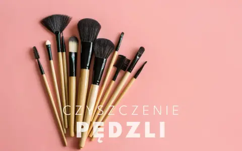 Zestaw pędzli do makijażu na różowym tle. Dowiedz się, jak myć pędzle do makijażu, by służyły Ci dłużej.