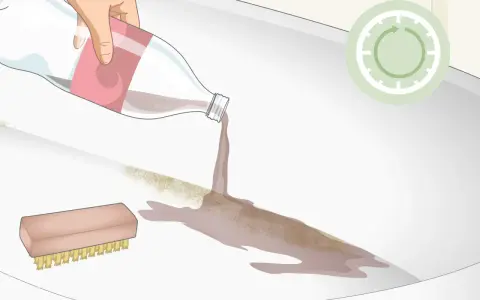 Aplicando líquido de una botella para quitar el óxido de la bañera, junto a un cepillo.