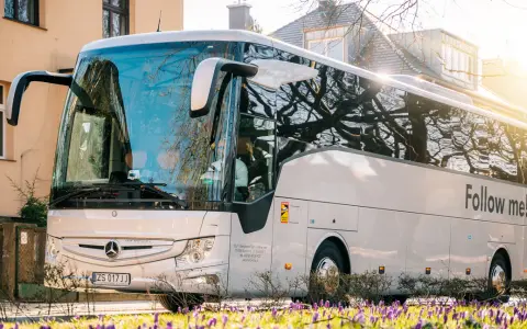 Wynajem autokaru: Ile kosztuje i jak zaoszczędzić na wycieczce?