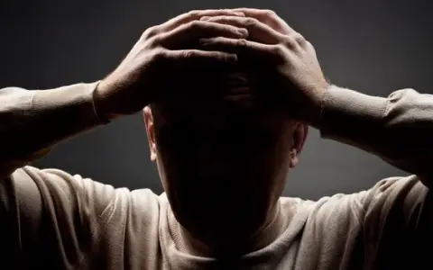 Codzienny ból głowy: przyczyny, objawy i skuteczne leczenie