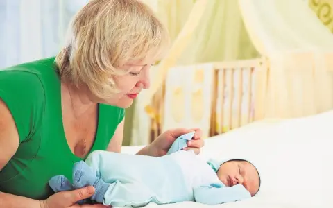 Zatrudnij babcię do opieki nad wnukiem? Zobacz, jak zyskać!