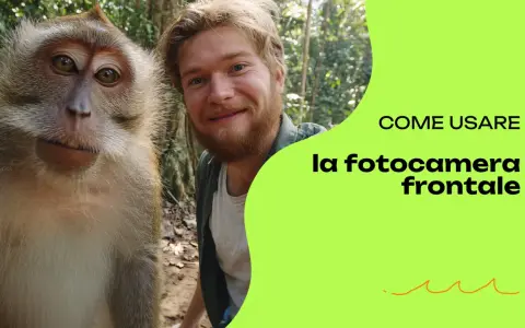 Un uomo sorride accanto a una scimmia, forse per questo la fotocamera interna è sfocata. Testo: "COME USARE la fotocamera frontale".