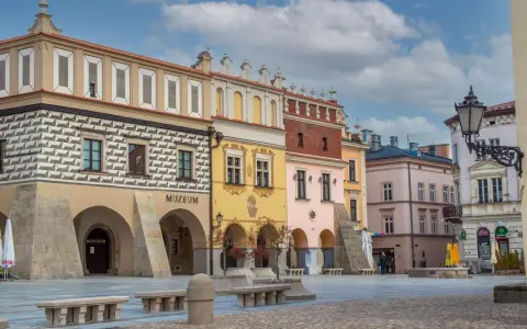 Kolorowe kamienice zdobią rynek w Tarnowie. Muzeum mieści się w zabytkowej części miasta.