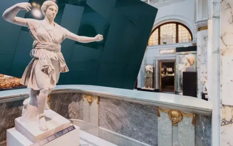 Antik staty i marmor i en modern museimiljö. En av många sevärdheter på roliga museum i Stockholm.