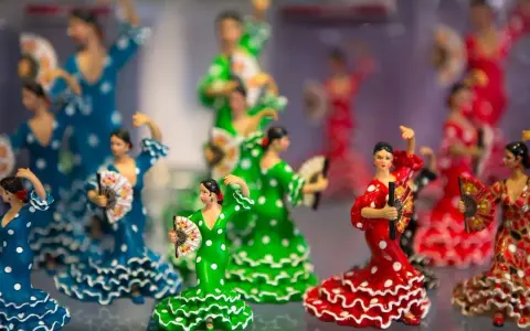 Figurki tancerek flamenco w kolorowych sukniach z falbankami i wachlarzami. Idealne pamiątki, by poczuć klimat Hiszpanii. Co przywieźć z Hiszpanii? Te figurki!