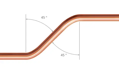 Illustration montrant comment cintrer un tube cuivre à 45 degrés. Le tube est courbé en deux sections distinctes.