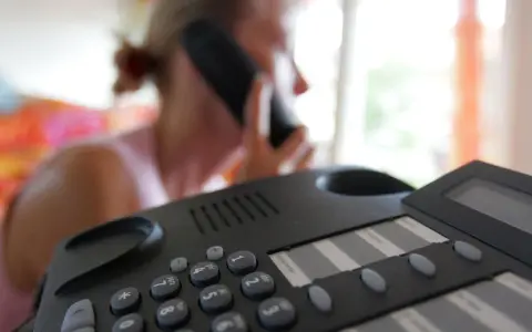 Frau am Telefon, hört auf eine Stimme. Ein fake-anruf mit stimme könnte sie täuschen.