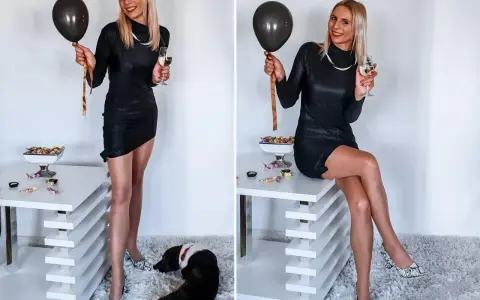 Elegancka czarna sukienka, idealna na 18. urodziny. W dłoni czarny balon i kieliszek szampana. Na podłodze leży piesek.