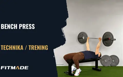 Technika bench press: mężczyzna ćwiczy na ławce, podnosząc sztangę. Poradnik jak sobie radzić z ciężarem.