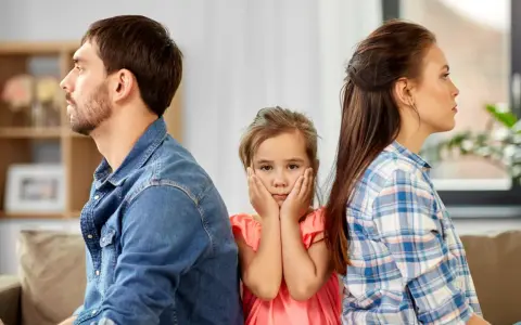 Rozwód a dziecko: Jak rozmawiać? Psycholog radzi, jak chronić