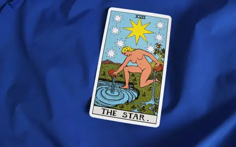 Karta XVII - Gwiazda Tarot. Kobieta wylewa wodę z dzbanów do stawu, symbolizując nadzieję i odnowę.