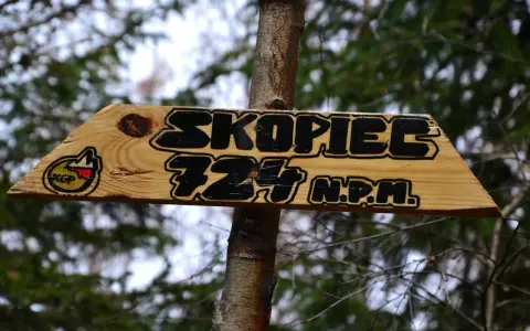 Drewniana tabliczka na drzewie informuje o szczycie Skopiec 724 m n.p.m.