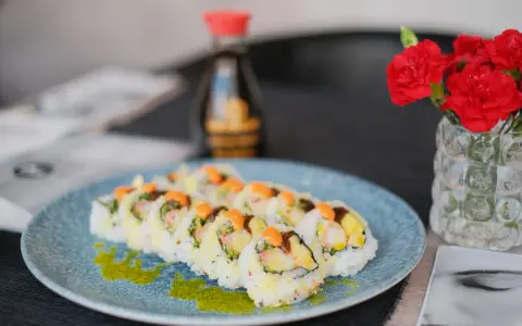 Talerz sushi z krewetkami i mango. Z 500g ryżu wyjdzie ok. 10-12 rolek sushi, zależnie od wielkości.