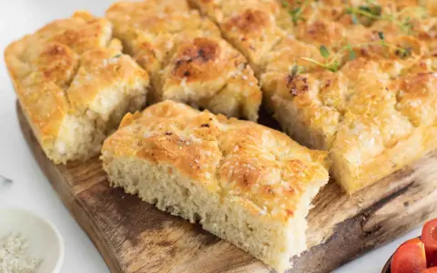 Nybakad focaccia med rosmarin och flingsalt, perfekt för ett enkelt recept.