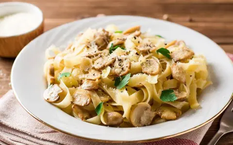 Krämig svamp pasta med färsk persilja och riven parmesan. Enkel och god vardagsrätt.