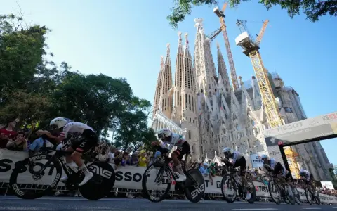 Radfahrer im Zeitfahren vor der Sagrada Familia. Der Tour de France Start in Barcelona ist ein Spektakel.
