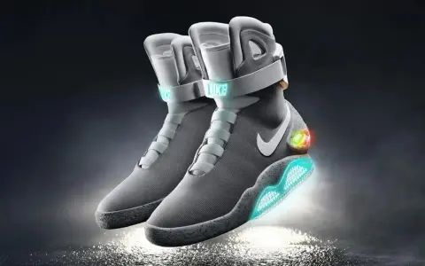 Szare buty Nike z podświetlaną podeszwą i logo, przypominające najdroższe buty Nike z filmu.
