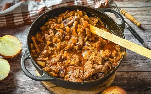 Herzhaftes Zwiebelfleisch im Dutch Oven, mit Zwiebeln und Fleisch in einer würzigen Sauce. Ein Klassiker, der auf keinem Grill fehlen darf.