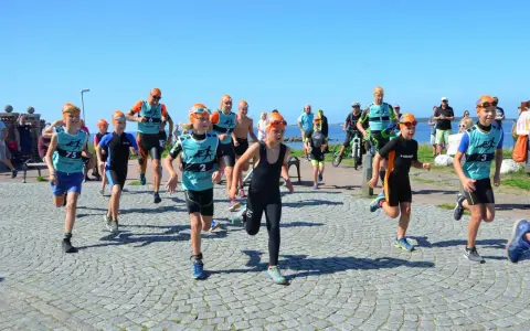 Barn springer i ett torekov swimrun-lopp.