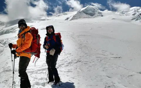 Dwóch alpinistów na śnieżnym szlaku w kierunku Mera Peak.