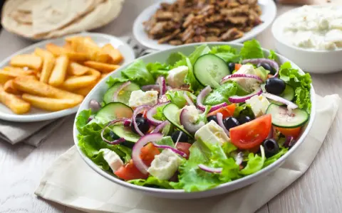 Sałatka Gyros: Poznaj sekrety idealnego smaku i wyglądu