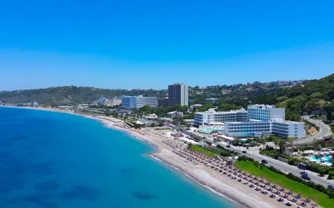 Piękna plaża w Ixia Rodos z hotelami i turkusowym morzem.