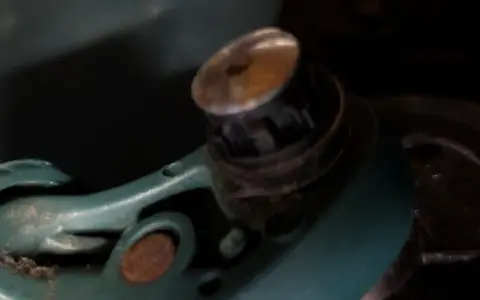 Zepsute kółko walizki Ochnik z bliska, widoczny mechanizm mocowania.