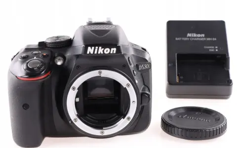 Cyfrowa lustrzanka Nikon D5300 z ładowarką i dekielkiem. Gotowa do uchwycenia Twoich najlepszych wspomnień.