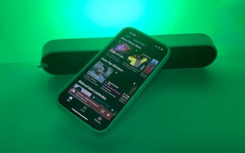iPhone mit Spotify-App, das Disco-Musik abspielt, beleuchtet von Philips Hue Licht.