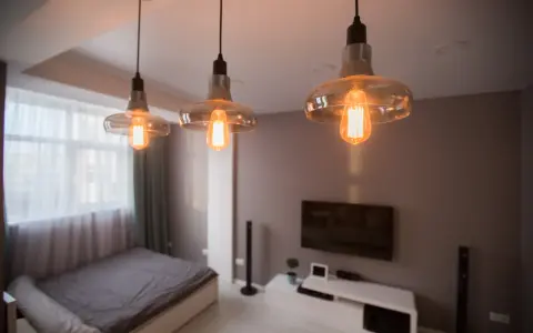 Trzy lampy wiszące z żarówkami Edisona tworzą przytulne oświetlenie bez prądu, idealne do sypialni.