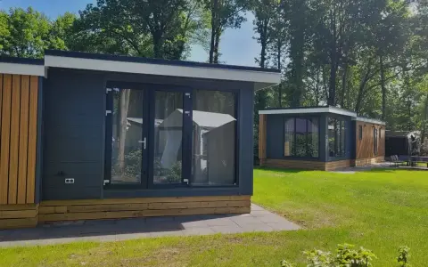 Nowoczesne, gotowe domki letniskowe w otoczeniu zieleni. Idealne miejsce na wypoczynek.