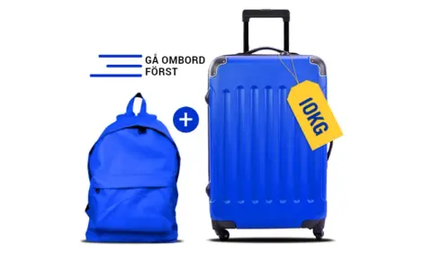 Blå resväska med 10 kg märkning och ryggsäck. Texten "Gå ombord först" antyder att detta är en del av Ryanair mat ombord-erbjudandet.