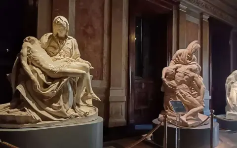 La Pieta de Michel Ange, une œuvre d'art émouvante, représente la Vierge Marie tenant le corps du Christ.