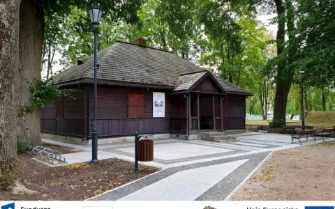 Drewniany budynek, dawna śluza, dziś stanowi muzeum kanału augustowskiego. Otoczony zielenią, zaprasza do zwiedzania.
