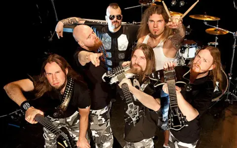 Zespół Sabaton, gotowy do wykonania utworów z albumu "The Last Stand".