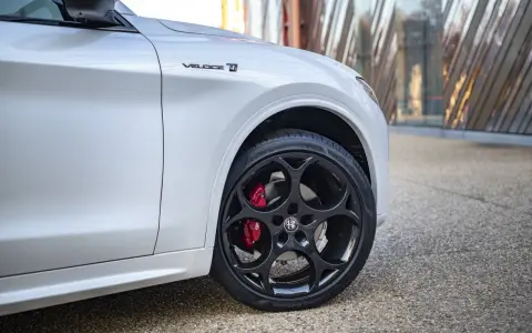 Dettaglio di un'auto bianca con cerchi Stelvio 21 originali e pinze freno rosse.