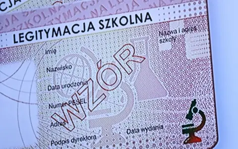 Fragment legitymacja szkolna z polami na dane ucznia i wzorem. Widoczny mikroskop.