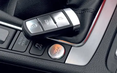 Kluczyk do samochodu z funkcją keyless entry leży na konsoli obok przycisku Start/Stop.