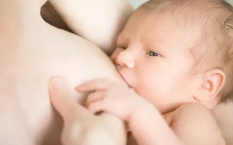 Jak przystawić dziecko do piersi, aby uniknąć bólu i frustracji