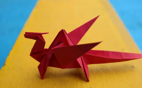 Un dragón rojo de papiroflexia, listo para seguir las instrucciones.